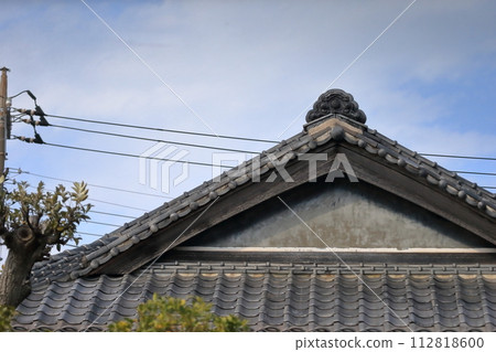 Tile roof image 112818600