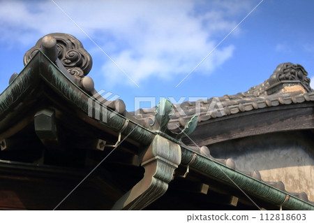 Tile roof image 112818603