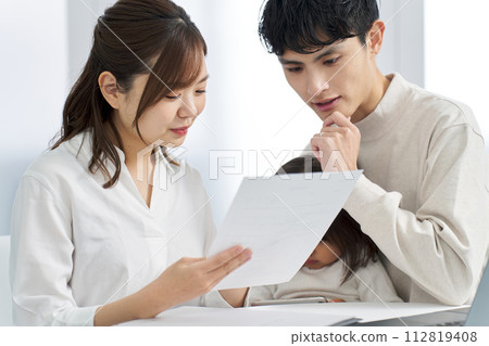 Families considering purchasing insurance 112819408