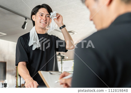 一名男子和他的教練/教練在體育館接受個人訓練 一名男子和他的教練/教練在體育館接受個人訓練 112819848