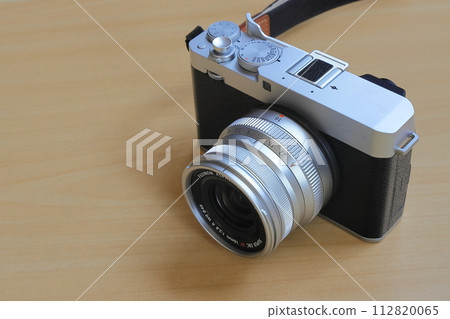 Compact digital camera 112820065