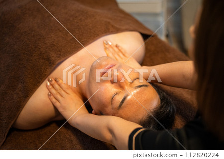 在男士美容院接受治療的男士和美容師/治療師 在男士美容院接受治療的男士和美容師/治療師 112820224