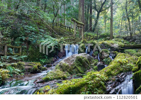 Scenery of Uriwari Falls wrapped in silence 112820501