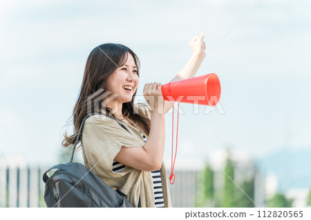 亞洲年輕女性、大學生、高中生、學生在藍天下拿著擴音器歡呼、歡呼、歡呼 亞洲年輕女性、大學生、高中生、學生在藍天下拿著擴音器歡呼、歡呼、歡呼 112820565