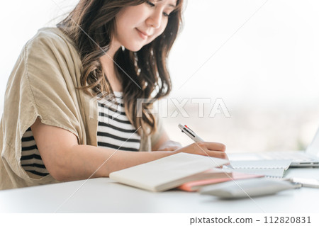 大學/女大學生(高中/學生/補習班/預科學校)在大學/學校享受有趣的講座/課程 大學/女大學生(高中/學生/補習班/預科學校)在大學/學校享受有趣的講座/課程 112820831