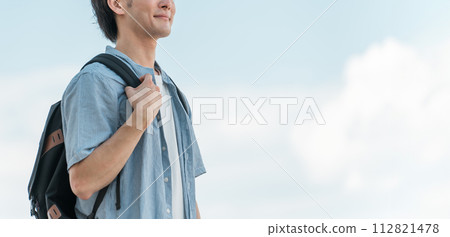 Smiling student/university man under the blue sky (advancement/examination/challenge/hope/goal) 112821478