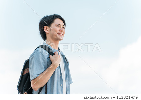 Smiling student/university man under the blue sky (advancement/examination/challenge/hope/goal) 112821479