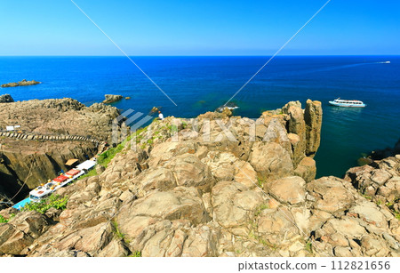 [福井縣] 晴朗的東尋坊（越前海岸） 112821656