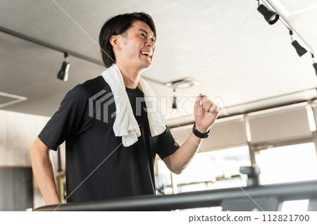 Gym/Training A man riding a treadmill in the gym (aerobic exercise, walking, running) 112821700