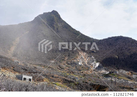 [Hakone] Panoramic view of Owakudani where steam rises 112821746