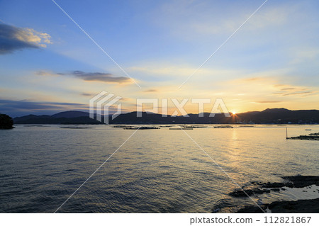 夕陽西下,美麗的瀨戶內海群島和太陽之路 夕陽西下,美麗的瀨戶內海群島和太陽之路 112821867