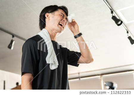 因過度訓練和過度勞累而累積疲勞的男性 因過度訓練和過度勞累而累積疲勞的男性 112822333