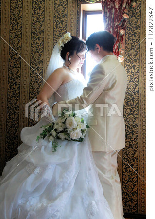 新娘穿著婚紗和新郎穿著燕尾服的室內照片婚禮 112822347