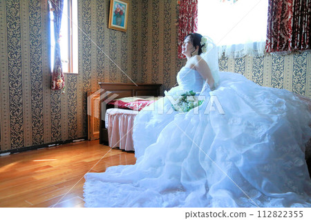 Photo wedding indoor shoot of the bride in a wedding dress 112822355