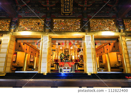 [富山縣] 晴朗天氣下的正光寺巨大的正殿內 112822400