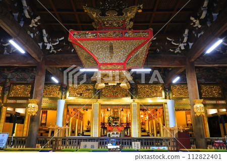 [Toyama Prefecture] Inside the huge main hall of Shokoji Temple in sunny weather 112822401