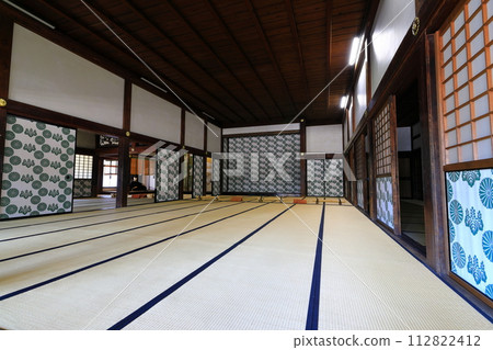 [Toyama Prefecture] Inside the large hall and Shikidai of Shokoji Temple in sunny weather 112822412