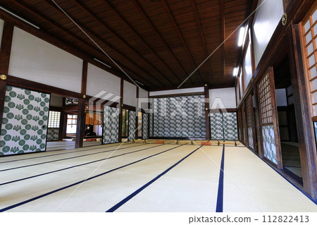 [Toyama Prefecture] Inside the large hall and Shikidai of Shokoji Temple in sunny weather 112822413