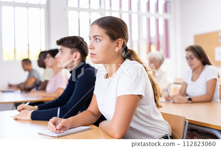 Attentive university students in advanced training courses in auditorium Attentive university students in advanced training courses in auditorium 112823060