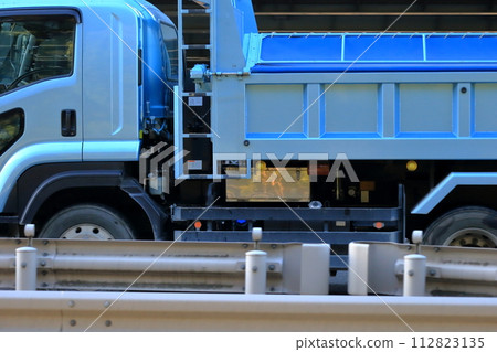 Dump truck 112823135