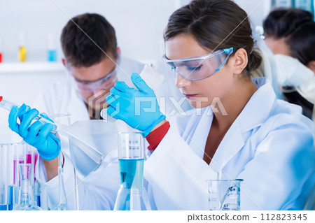 化學實驗室研究所研究科學家試管藥物生物女性男性白種人 112823345