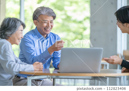 Senior couple and caregiver Senior parent and child and caregiver 112823406