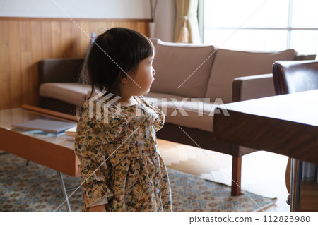 child looking at mom child looking at mom 112823980