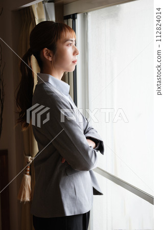 在家工作的女性肖像 112824014