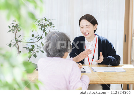 Care manager who conducts long-term care insurance certification survey Long-term care support specialist 112824505