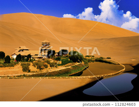 鳴沙山月嘎泉美景 鳴沙山月嘎泉美景 112824603