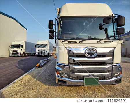 大型貨車和倉庫 112824701
