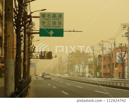 由於[黃沙]，8 號環路能見度很差。 112824742