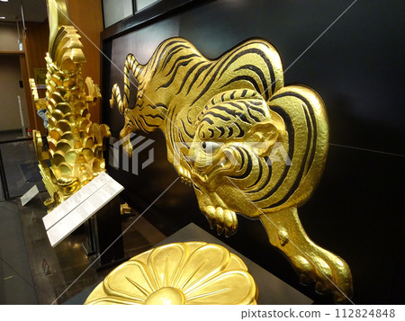 Osaka Castle castle tower's bowing tiger and shachi fish, and the chrysanthemum pattern gable decoration on the first floor large gable of Osaka Castle's castle tower Osaka Castle castle tower's bowing tiger and shachi fish, and the chrysanthemum pattern gable decoration on the first floor large gable of Osaka Castle's castle tower 112824848