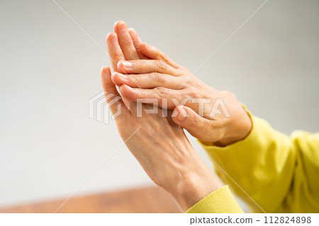 照顧她的手的女人的手 112824898