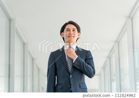 穿西裝的年輕亞洲男性商人(保險業、金融業、保險銷售、非人壽保險代理人、顧問) 穿西裝的年輕亞洲男性商人(保險業、金融業、保險銷售、非人壽保險代理人、顧問) 112824962