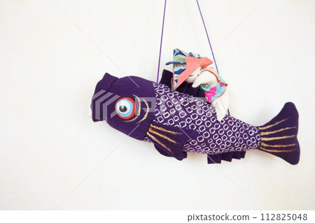 一個孩子騎著鯉魚旗在天空中游動 一個孩子騎著鯉魚旗在天空中游動 112825048