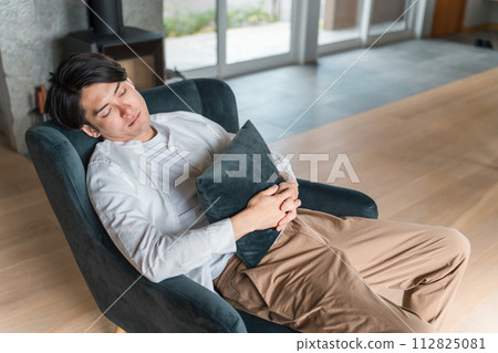 一個年輕人在沙發上小睡（小睡、睡覺、午睡、小睡） 112825081