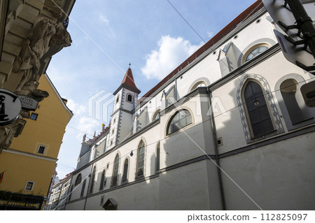 View of one of the streets in Vienna 112825097