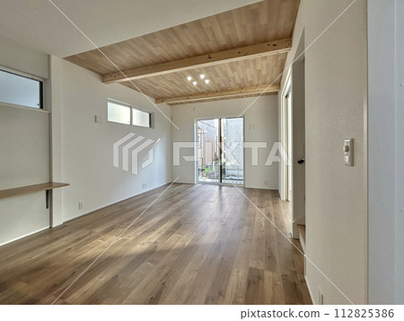 Living room of a newly built house, flooring, sweeping windows 112825386