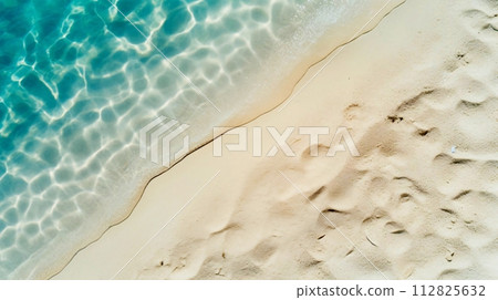 海灘、海浪和沙灘的俯視圖，夏季背景 112825632