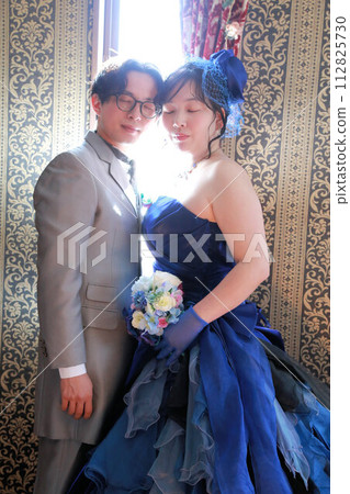 新娘穿著婚紗和新郎穿著燕尾服的室內照片婚禮 新娘穿著婚紗和新郎穿著燕尾服的室內照片婚禮 112825730