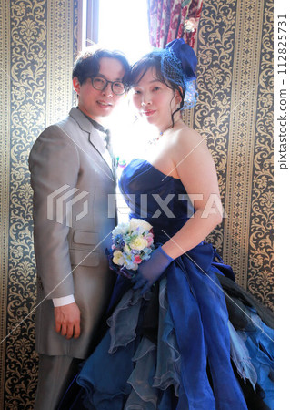 新娘穿著婚紗和新郎穿著燕尾服的室內照片婚禮 新娘穿著婚紗和新郎穿著燕尾服的室內照片婚禮 112825731