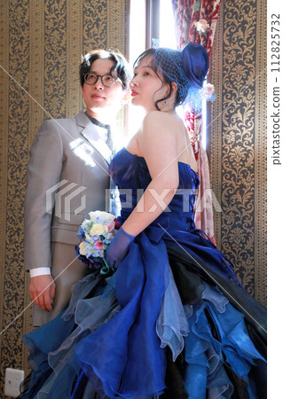 新娘穿著婚紗和新郎穿著燕尾服的室內照片婚禮 112825732