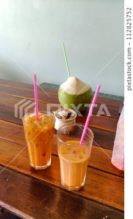 奶茶和椰子汁 112825752