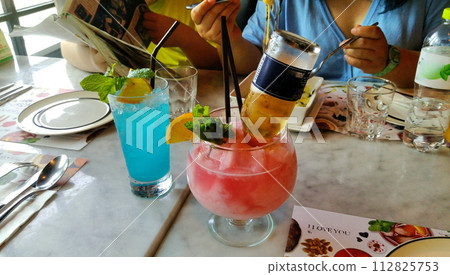 色彩鮮艷的雞尾酒 色彩鮮艷的雞尾酒 112825753