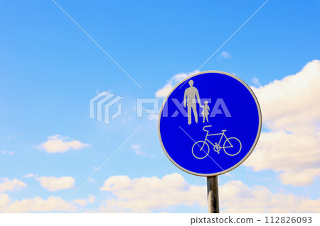 與藍天和白雲的路標 與藍天和白雲的路標 112826093