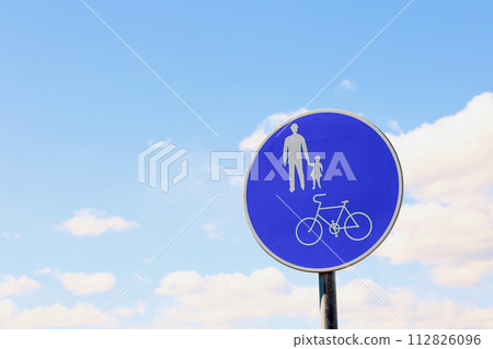 與藍天和白雲的路標 與藍天和白雲的路標 112826096