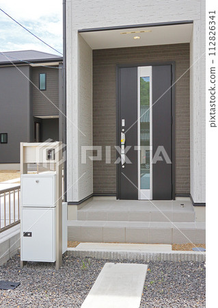 Delivery box installed at the entrance of a house 112826341