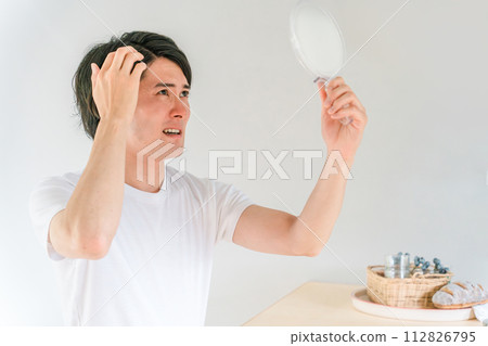 Thinning hair, hair loss, AGA, hair loss, scalp, self-care bangs, young men worried about hair (thinning hair treatment) 112826795