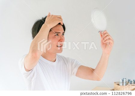 Thinning hair, hair loss, AGA, hair loss, scalp, self-care bangs, young men worried about hair (thinning hair treatment) Thinning hair, hair loss, AGA, hair loss, scalp, self-care bangs, young men worried about hair (thinning hair treatment) 112826796